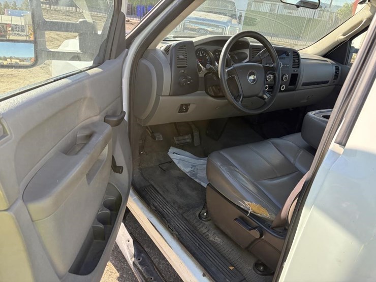 2011-chevrolet-3500-image-11