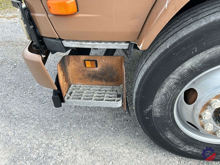 2013-ud-ud3300-s/a-garbage-truck-image-32