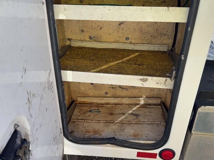 2004-gmc-5500-image-17