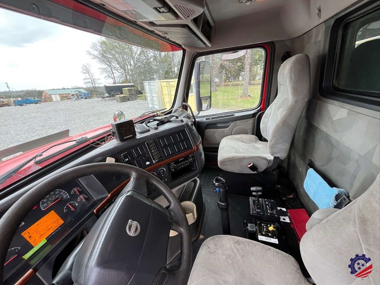 2011-volvo-truck-vhd-tri-axle-dump-truck-image-79