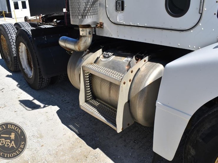 2002-peterbilt-385-image-17