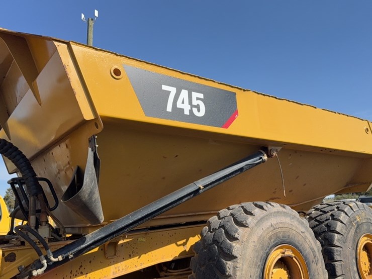 2017-caterpillar-745-image-11