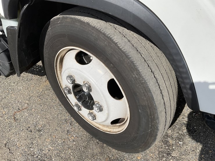 2017-isuzu-nqr-image-8