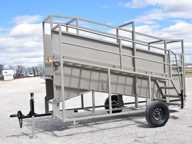 #1084-•-new-circle-t-portable-loading-chute-with-catwalk-image-1