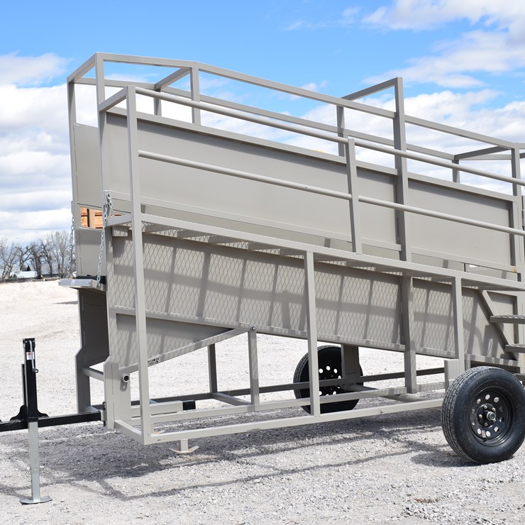 #1084 • New CIRCLE T Portable Loading Chute With Catwalk