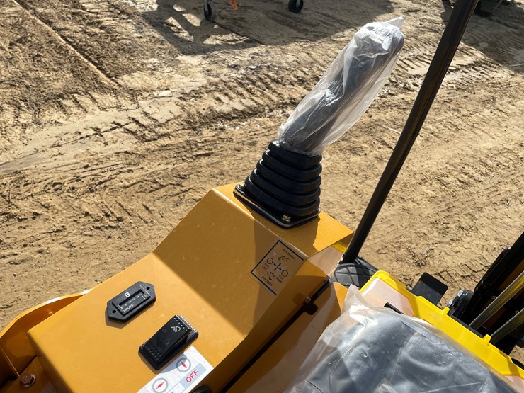 #1037-•-new-ats-rt15r-mini-excavator-image-13