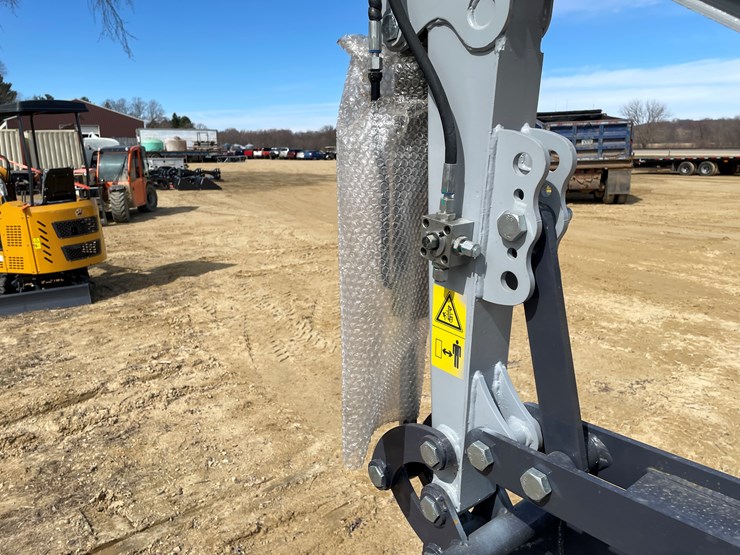 #902-•-new-land-hero-rt15r-mini-excavator-image-33