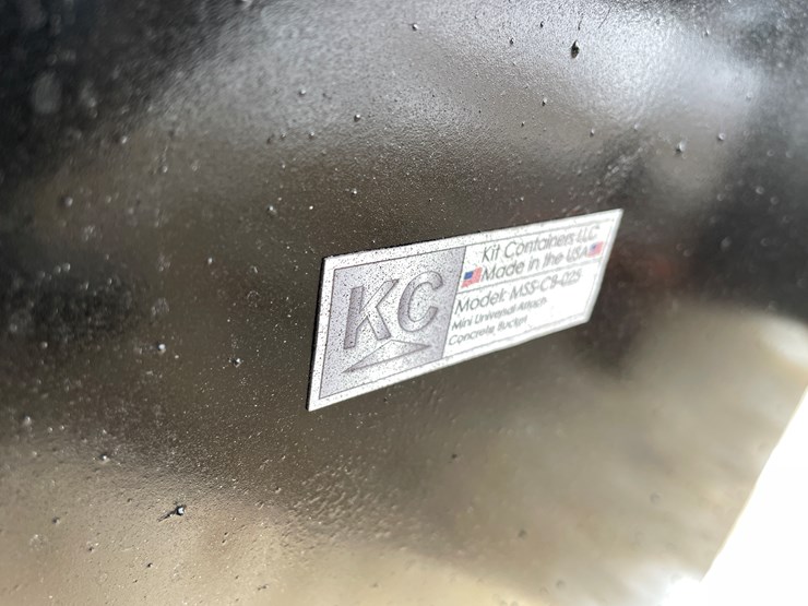 #2012-•-mini-skid-steer-concrete-bucket-attachment-image-10