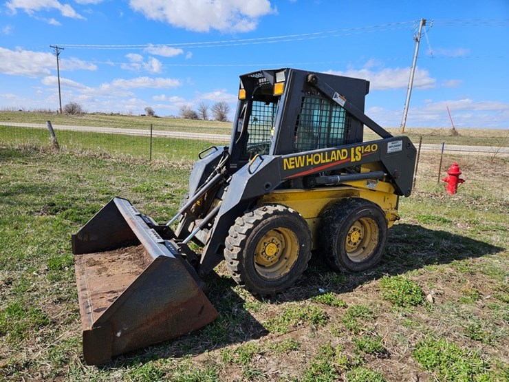 new-holland-ls140-image-1