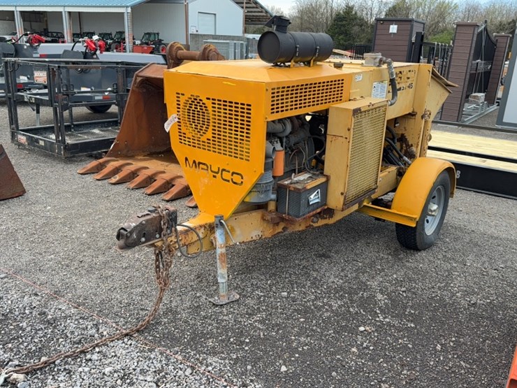 #2098-•-mayco-st45-towable-concrete-pump-image-1