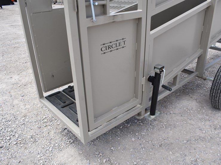 #1084-•-new-circle-t-portable-loading-chute-with-catwalk-image-27