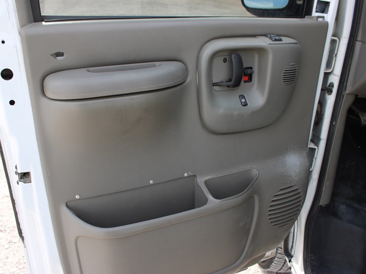 2001-chevrolet-express-3500-image-28