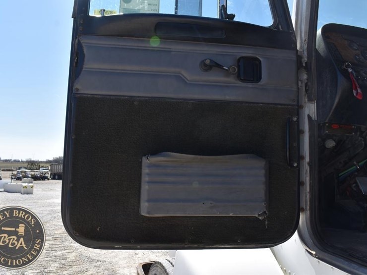 2002-peterbilt-385-image-42