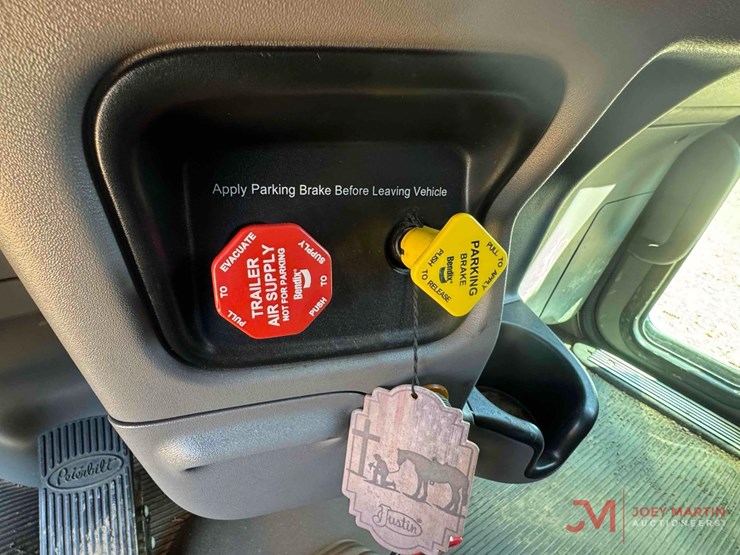 2015-peterbilt-389-image-34