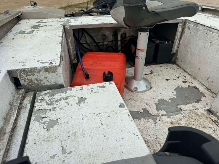 2003-alumacraft-crappie-pro-w/mariner-magnum-40-motor-image-12