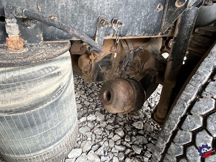 2011-volvo-truck-vhd-tri-axle-dump-truck-image-30