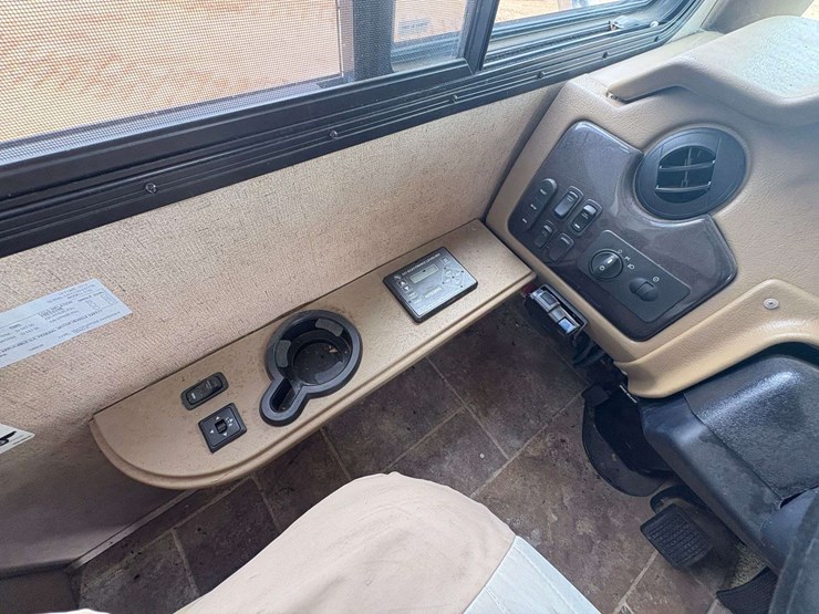 2014-ford-f-53-motorhome-image-15