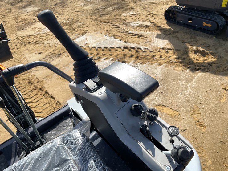 #1032-•-new-ats-me18-mini-excavator-image-13