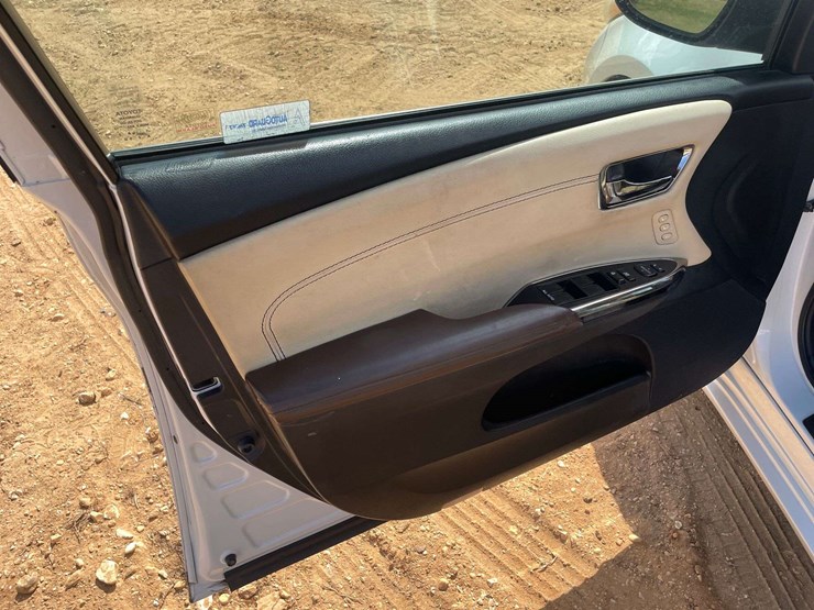 2013-toyota-avalon-hybrid-limited-4-door-sedan-(399,665-miles)-image-9