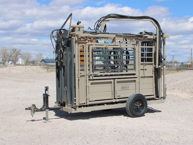 #1085-•-new-circle-t-portable-hydraulic-squeeze-chute-image-1