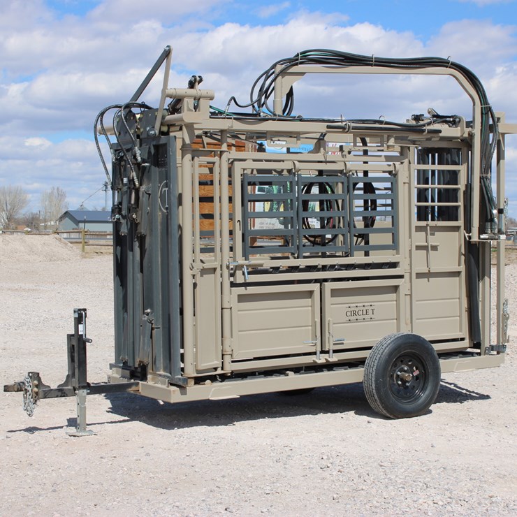 #1085 • New CIRCLE T Portable Hydraulic Squeeze Chute