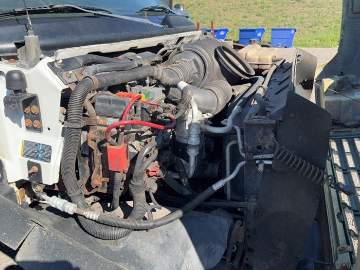 2004-gmc-5500-image-26