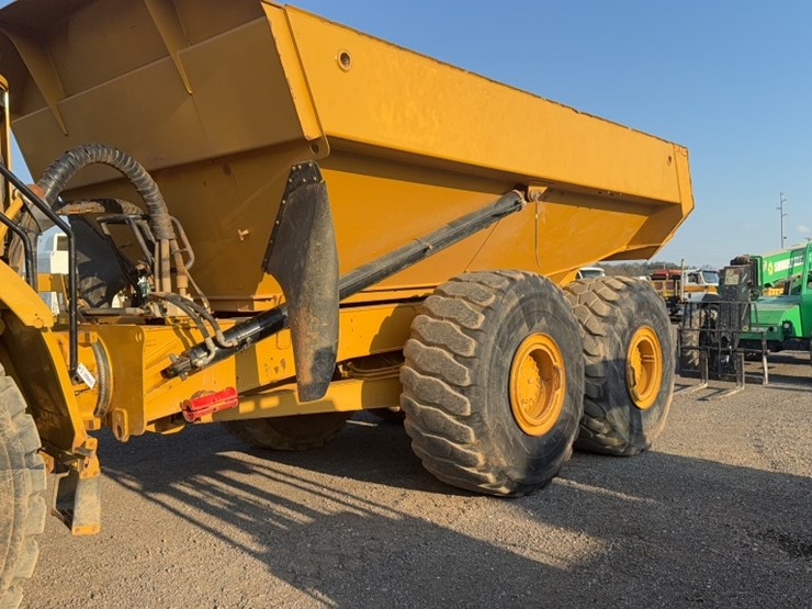 2016-caterpillar-745-image-13