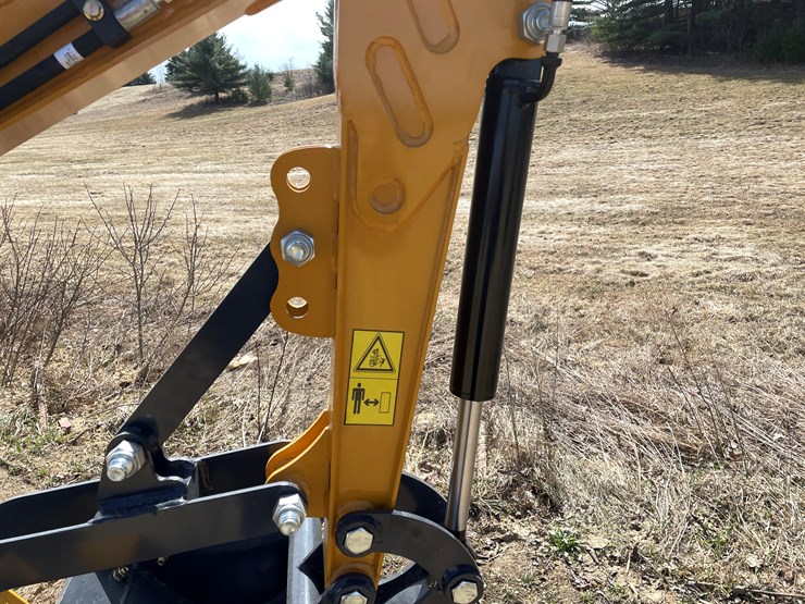 #901-•-new-land-hero-me18-mini-excavator-image-24