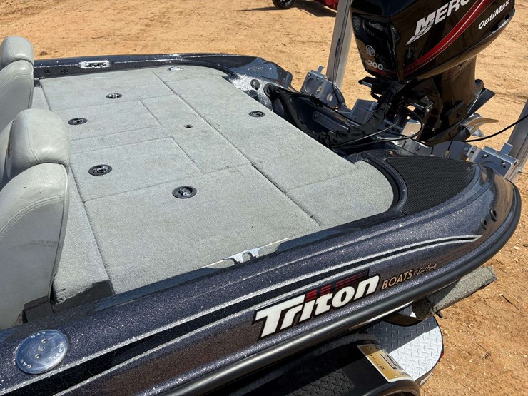 2005-triton-tr-196-w/-tandem-axle-boat-trailer-image-10