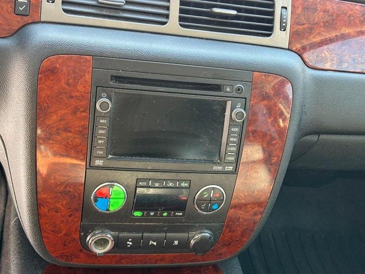 2009-chevrolet-suburban-image-14