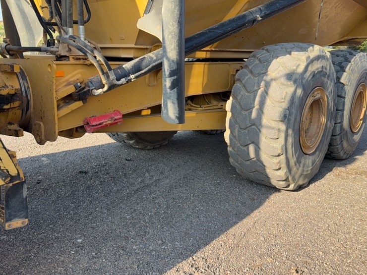 2017-caterpillar-745-image-13