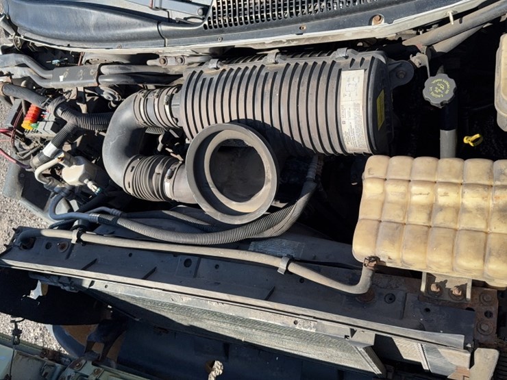 2004-gmc-5500-image-28