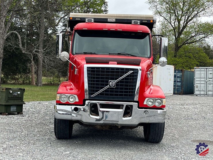 2011-volvo-truck-vhd-tri-axle-dump-truck-image-20