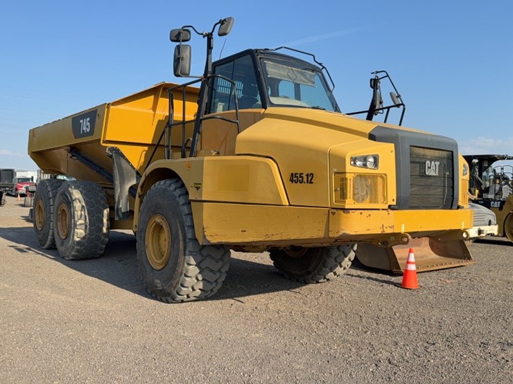 2017-caterpillar-745-image-3