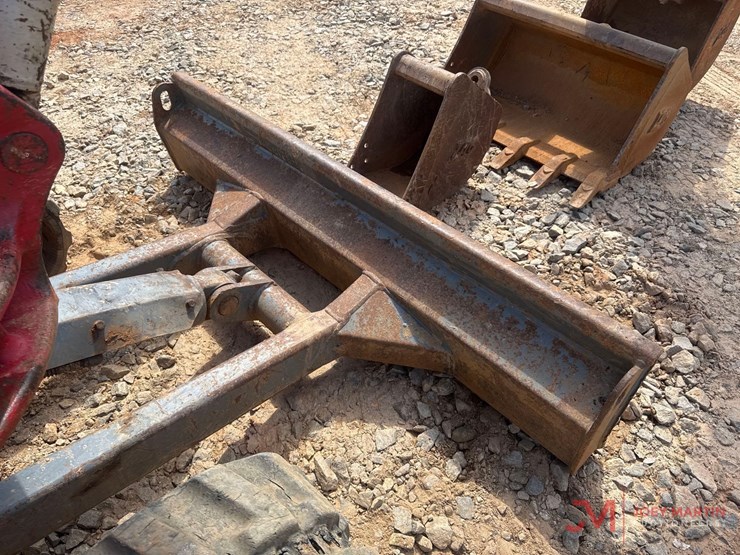 2017-takeuchi-tb240-image-11