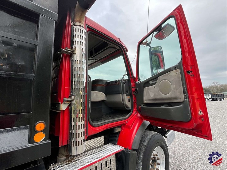 2011-volvo-truck-vhd-tri-axle-dump-truck-image-64