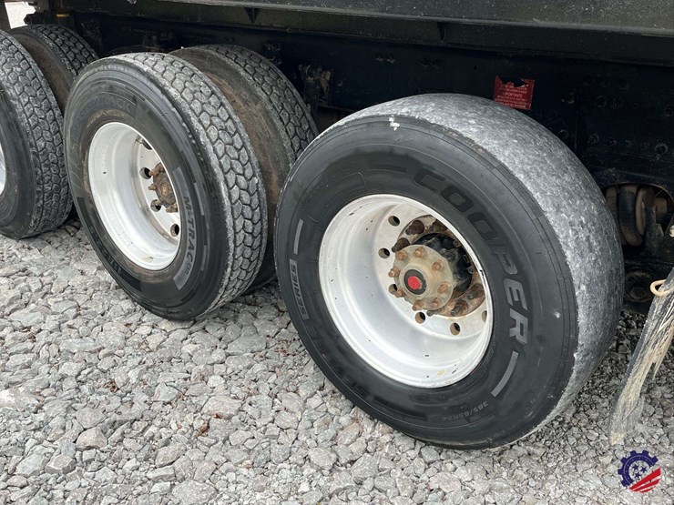 2011-volvo-truck-vhd-tri-axle-dump-truck-image-15