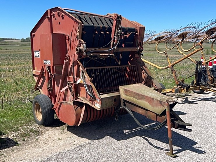 massey-ferguson-1560-image-1