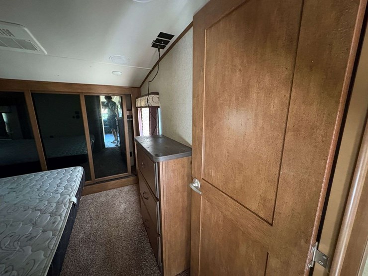 2016-forest-river-sabre-5th-wheel-travel-trailer-image-21