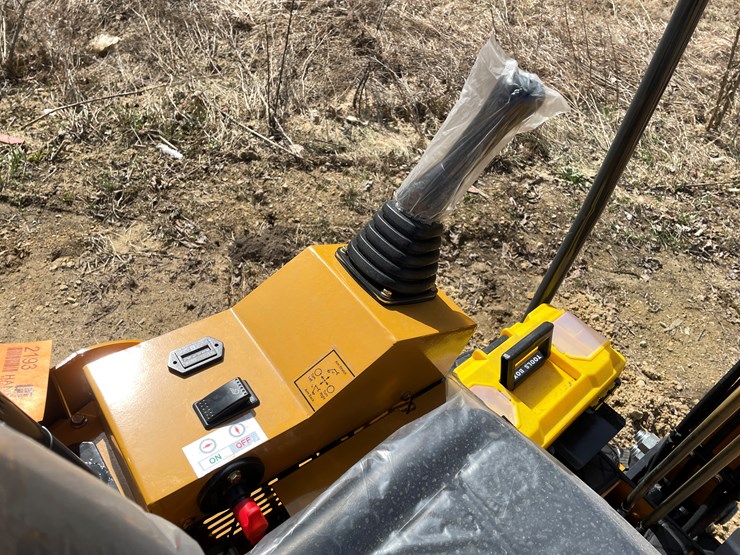 #901-•-new-land-hero-me18-mini-excavator-image-10