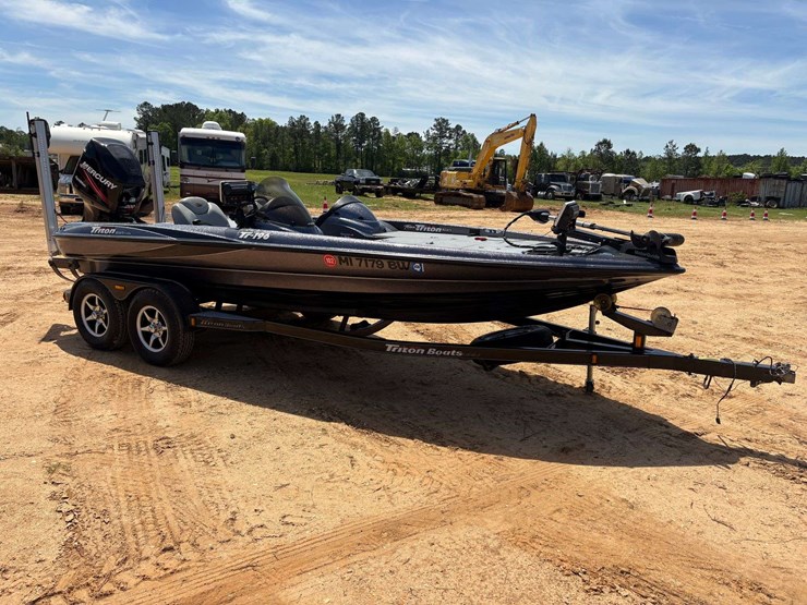 2005-triton-tr-196-w/-tandem-axle-boat-trailer-image-4