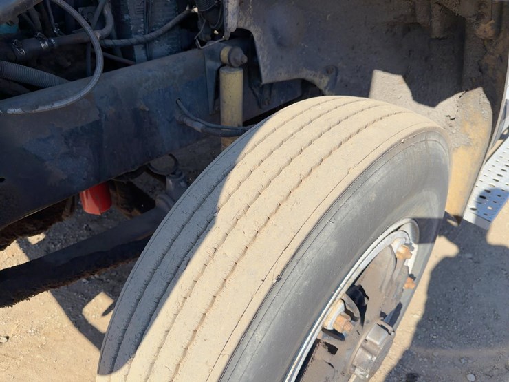 1999-freightliner-fl112-image-9