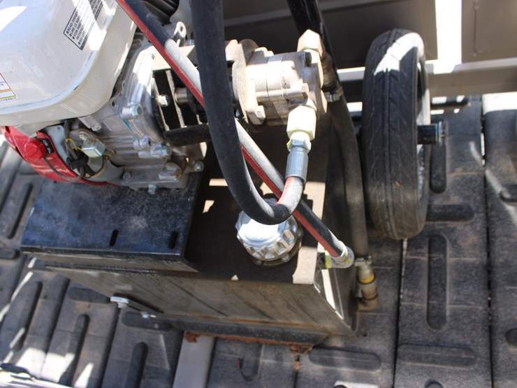 #1085-•-new-circle-t-portable-hydraulic-squeeze-chute-image-28