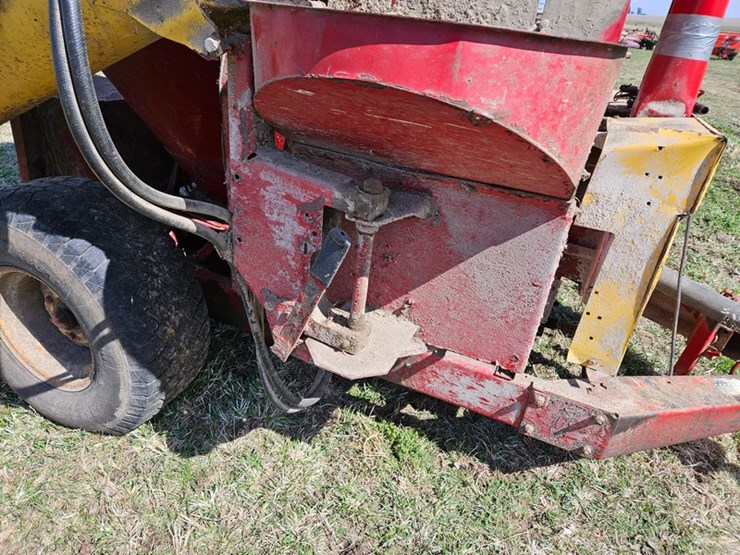 new-holland-355-image-18