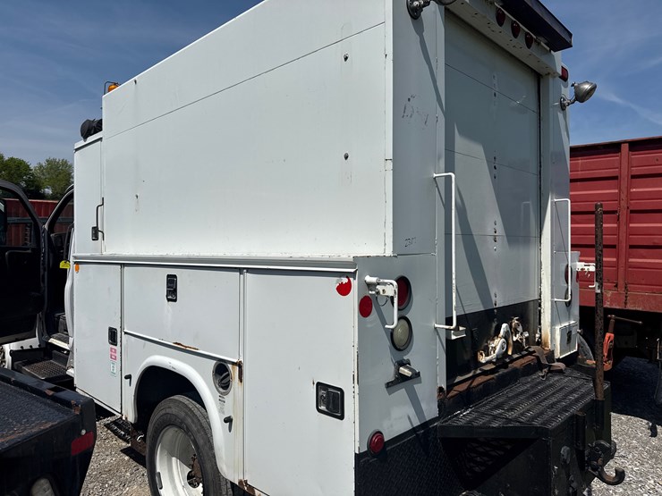 2009-gmc-5500-image-5