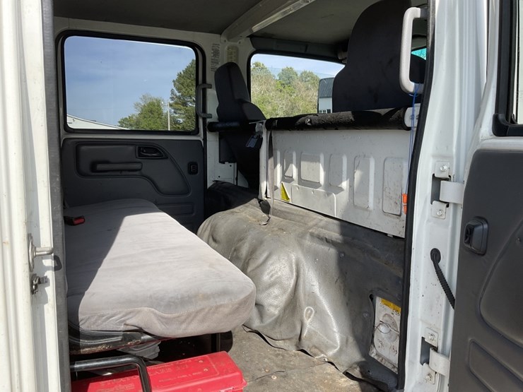 2017-isuzu-nqr-image-10