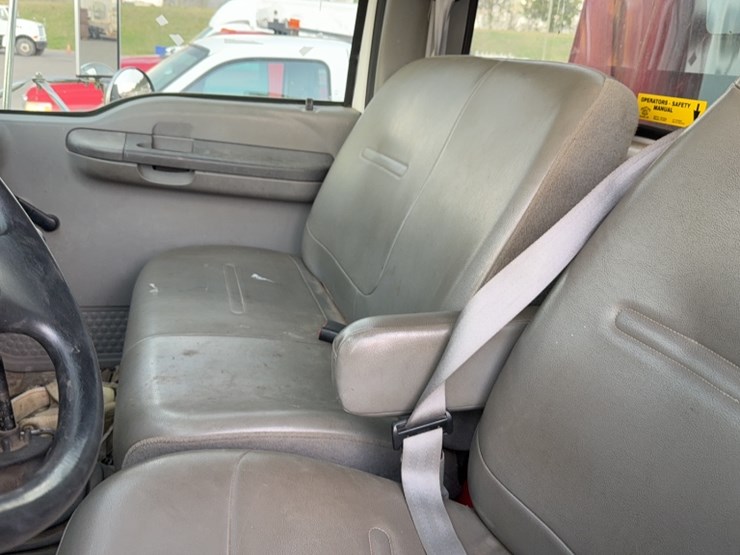 2006-ford-750-image-19