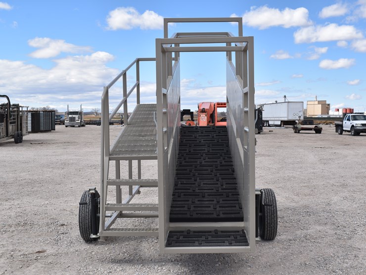 #1084-•-new-circle-t-portable-loading-chute-with-catwalk-image-4