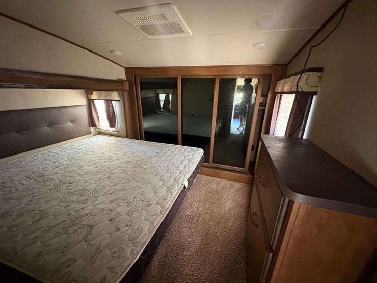 2016-forest-river-sabre-5th-wheel-travel-trailer-image-23