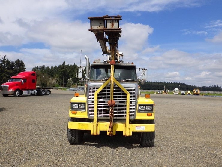 1984-ford-9000-image-2